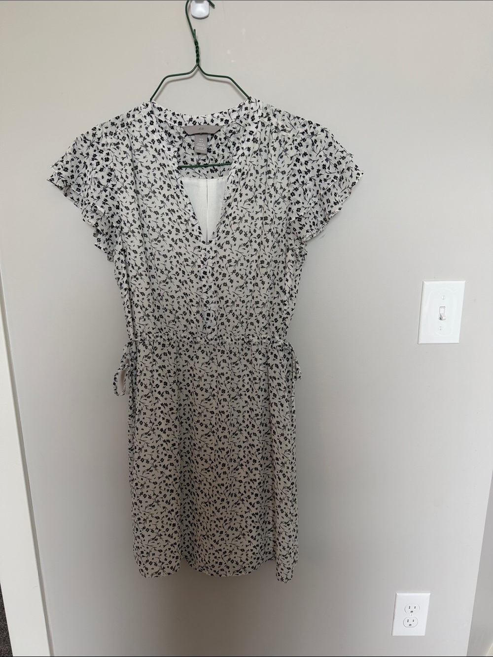 H&M Casual Black & White Floral Tie-Waist Dress - Women size small